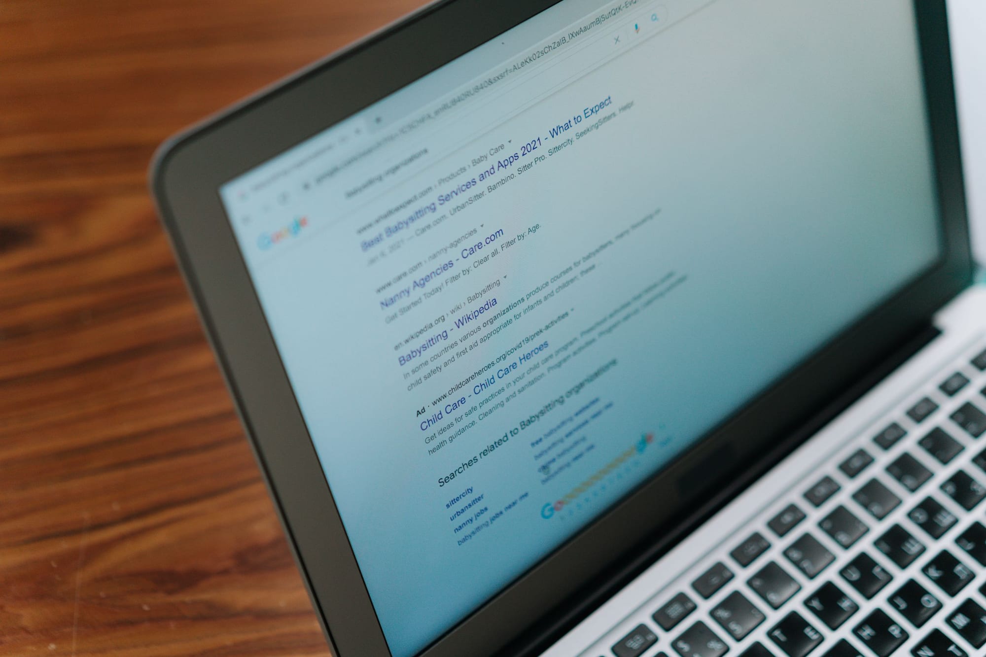 Écran d'ordinateur portable affichant une page de résultats Google