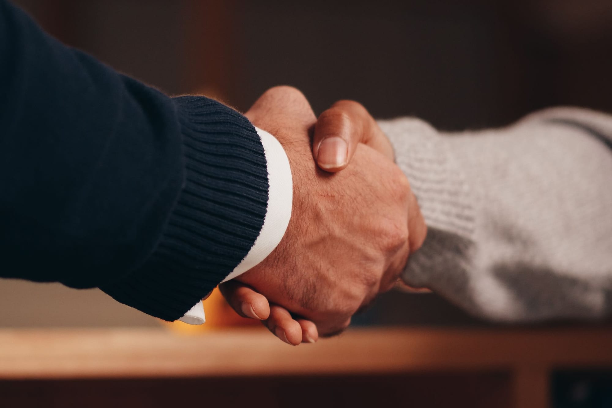 Poignée de main en gros plan, symbole de confiance