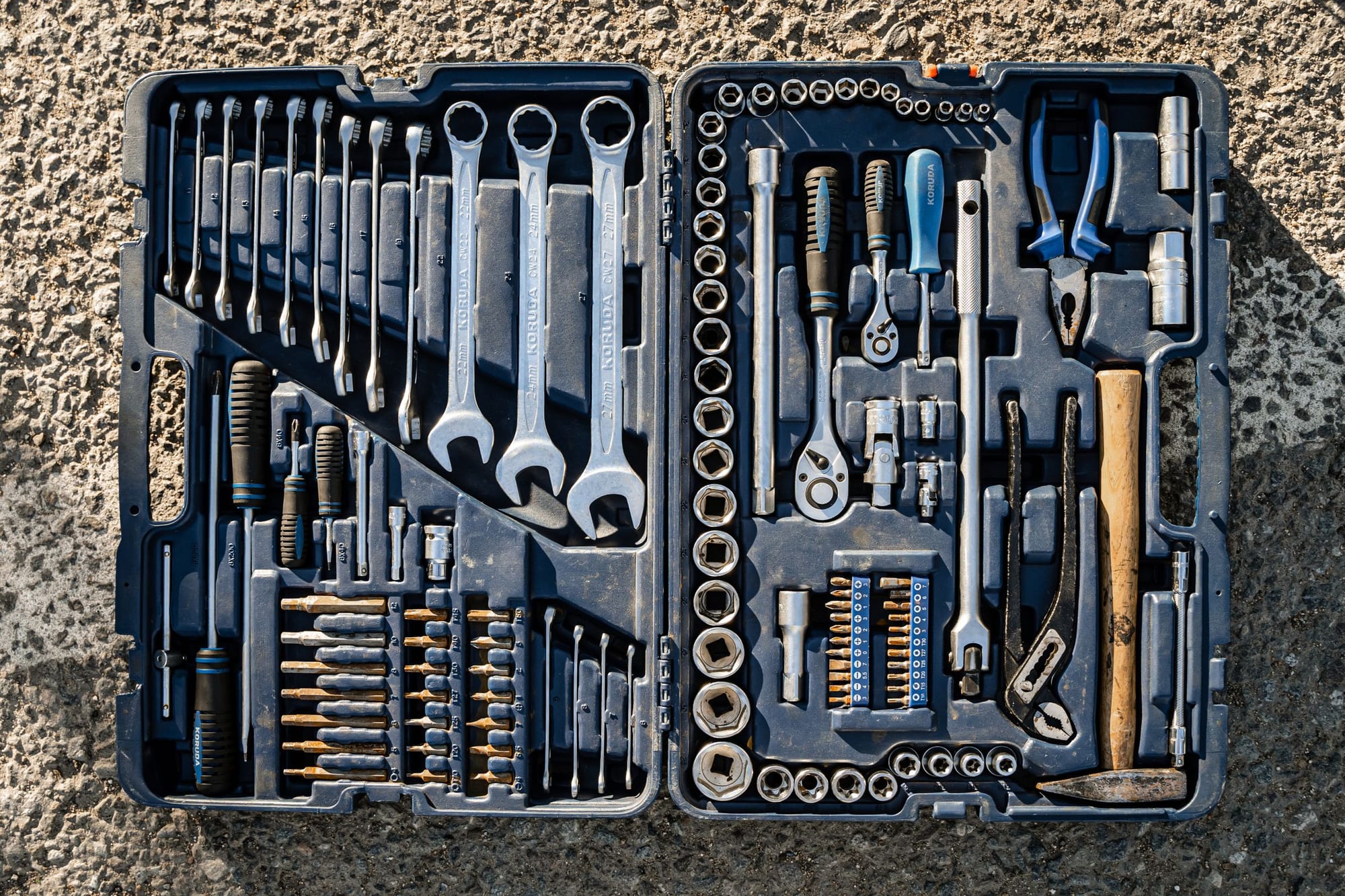 Boîte à outils ouverte avec clés et douilles bien rangées