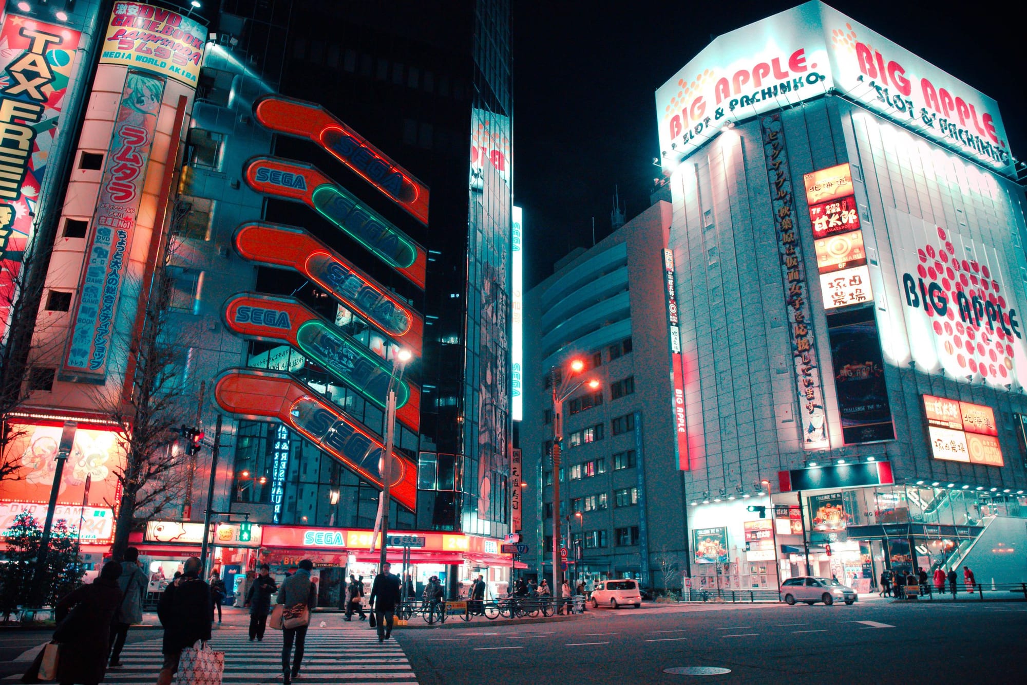Rue d'Akihabara la nuit sous les néons, ambiance métropole anime